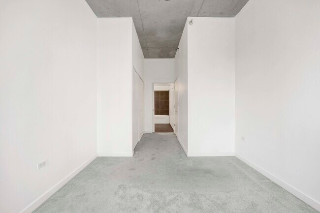 Building Photo - 235 W Van Buren St