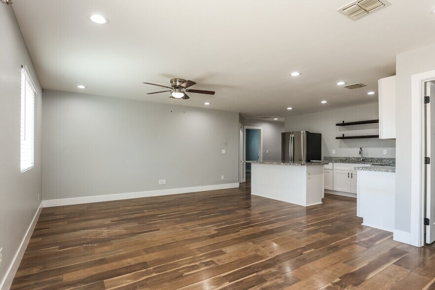 Building Photo - 3865 W Gaby Rd