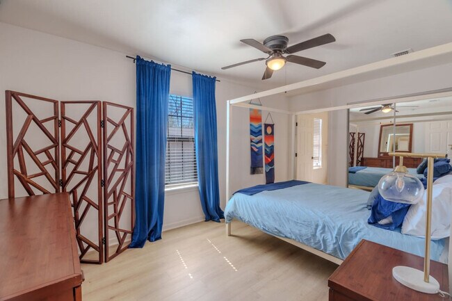 Building Photo - 807 Dreiss St
