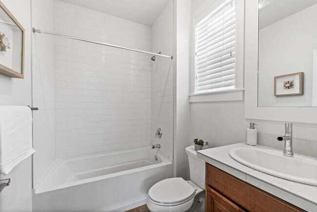 Building Photo - Beautiful 5-Bedroom Home with Mt. Rainier ...