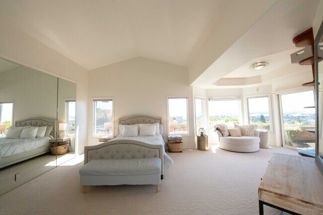 Building Photo - Amazing La Jolla North PB home with panora...