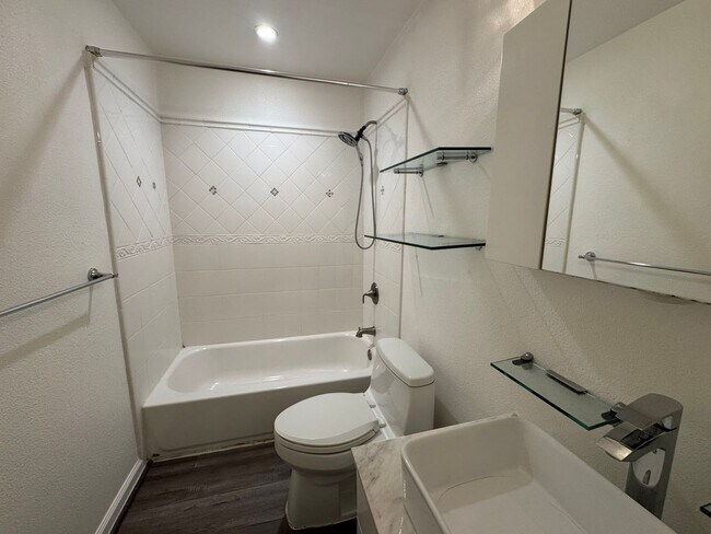 Building Photo - Beautiful 1Bd/1Ba Condo Overlooking Stream...