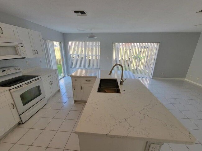 Building Photo - 23344 Sunview Way