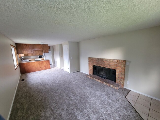 Building Photo - 3 Bd / 1 BA Pet Friendly~New Carpets & Paint!