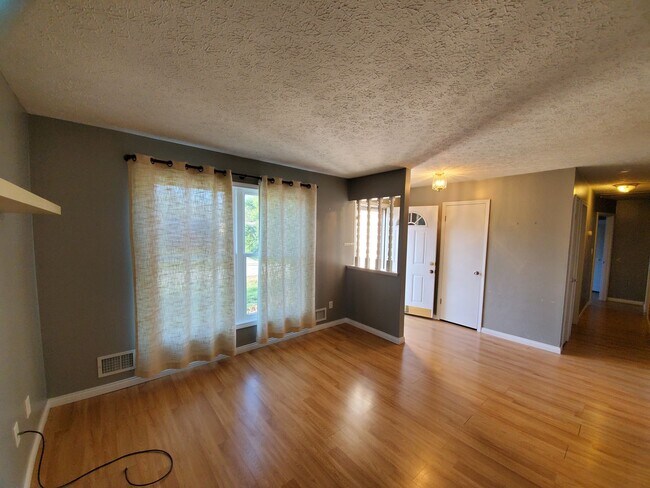 Building Photo - YOU CAN STOP YOUR SEARCH! BRAND NEW Jeffer...