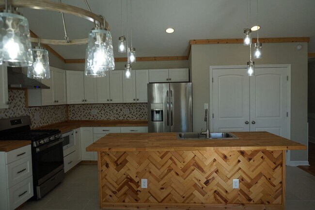 Building Photo - 3 Bedroom 2 Full bathrooms w/ Bonus room in Richlands!