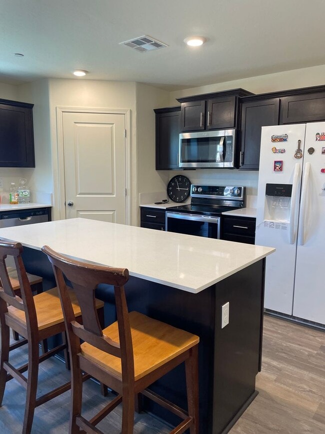 Building Photo - Beautiful 4-Bedroom, 2.5-Bathroom Two-Stor...