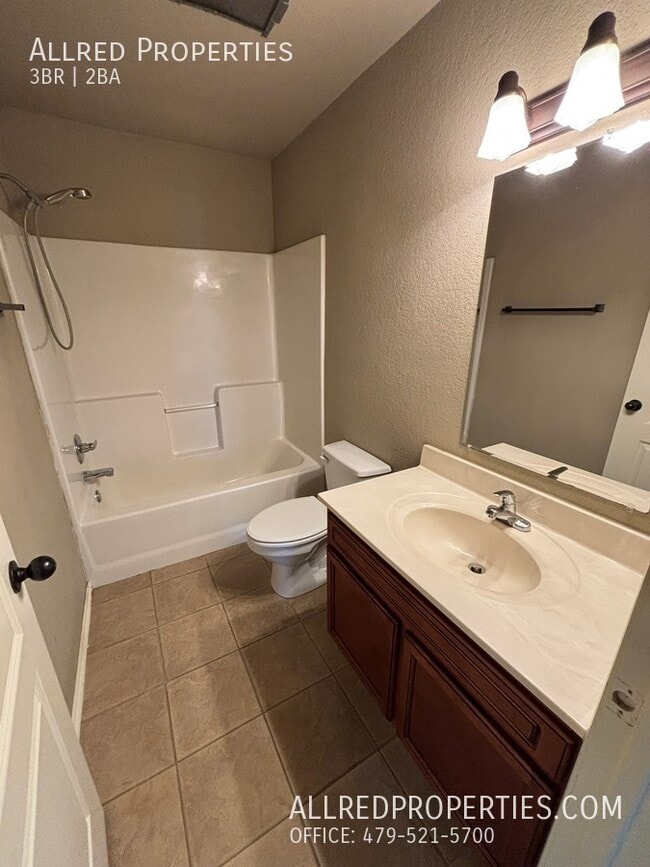 Building Photo - 1712 N Chestnut Ave