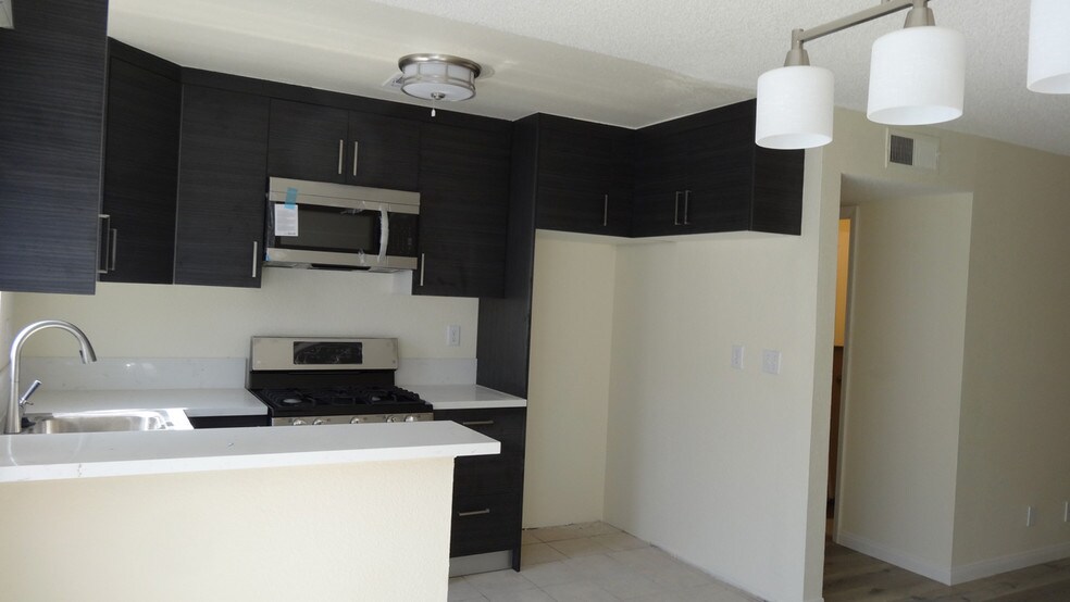 Building Photo - 518 Oak St