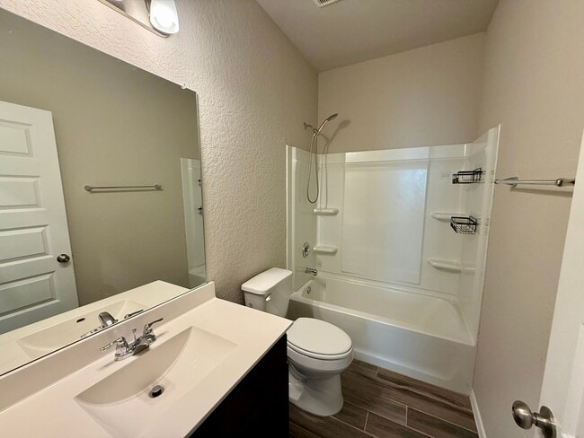 Building Photo - Lovely 1-story 4 bedroom/2 bath home is an...