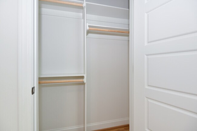 Building Photo - 1739 Crest Rd