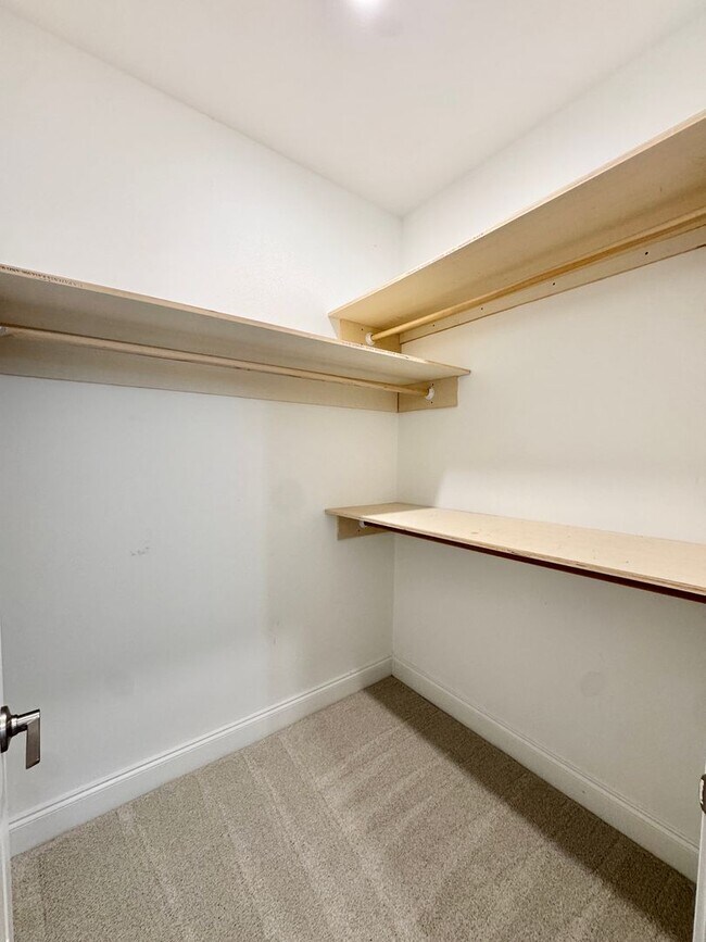 Building Photo - 900 Vintage Green Ln