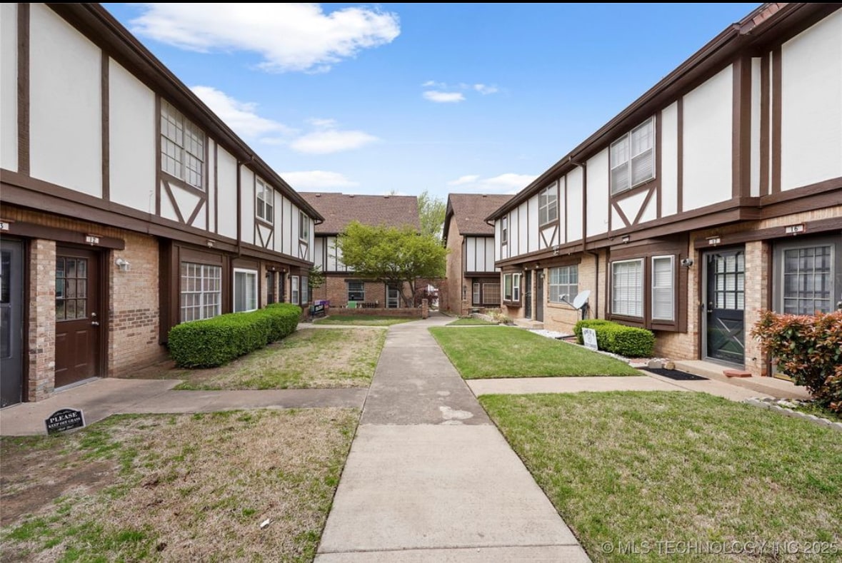 Courtyard facing West - 2515 S Florence Pl