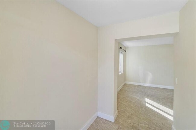 Building Photo - 1562 NE 36th St