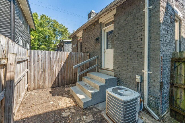 Building Photo - 915 Wilson Ave
