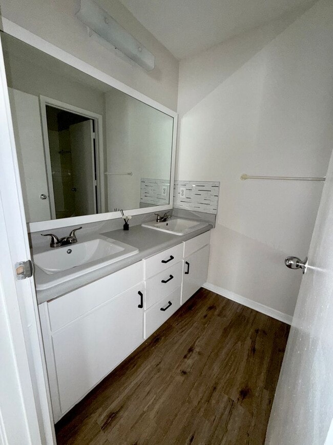 Building Photo - Renovated 4BR/2BA 3rd-Floor Condo – Minutes to UF, Shands & VA | University Commons