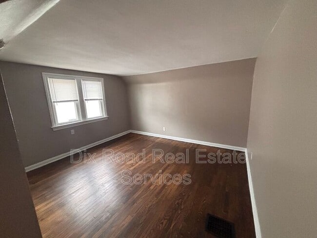 Building Photo - 233 Niagara Ave