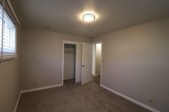 Building Photo - Charming 3 bedroom home on Corner Lot!