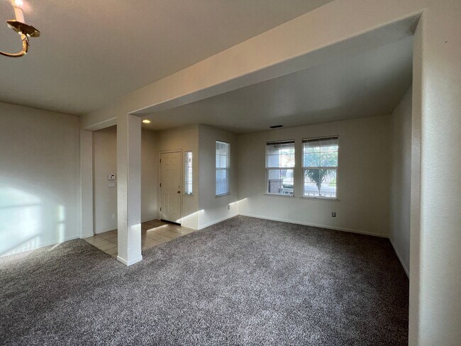 Building Photo - Large Two Story Crossroads Home!