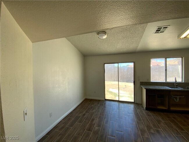 Building Photo - 2249 La Mark Ave
