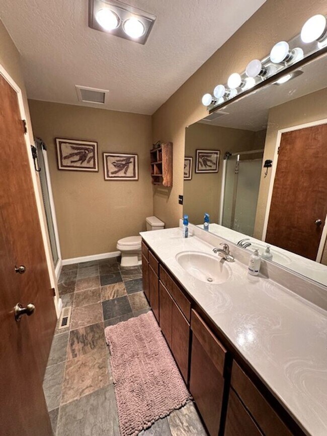 Building Photo - Spacious 4Bd home available for a seasonal lease starting 4/15/26!! Call me today.