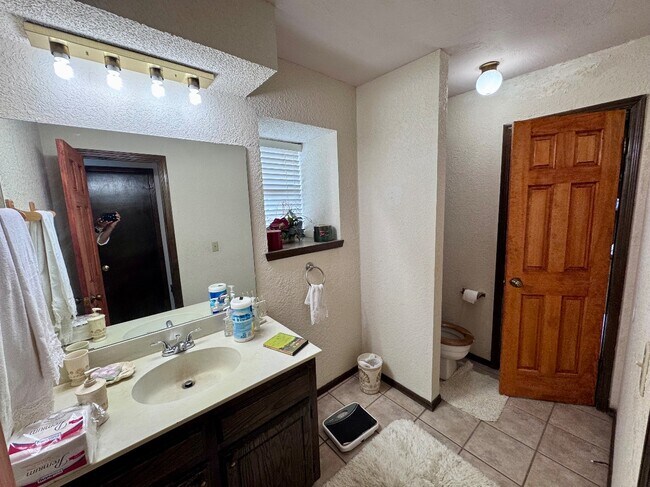 Building Photo - 2825 Tealwood Dr