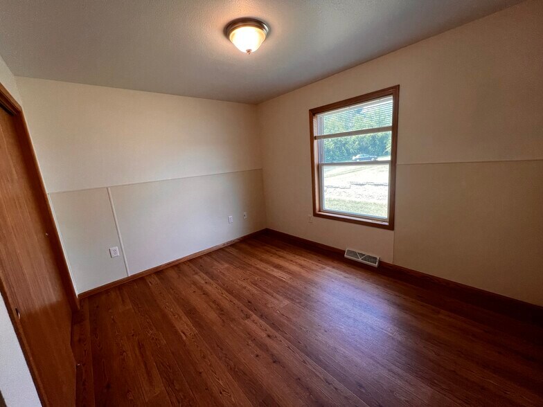 Bedrooms 2 & 3 (same) - 4307 Kennedy Dr