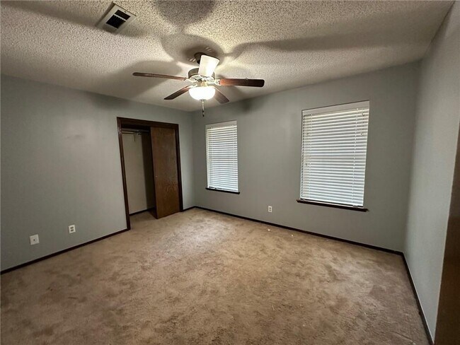 Building Photo - 2147 Loren Cir
