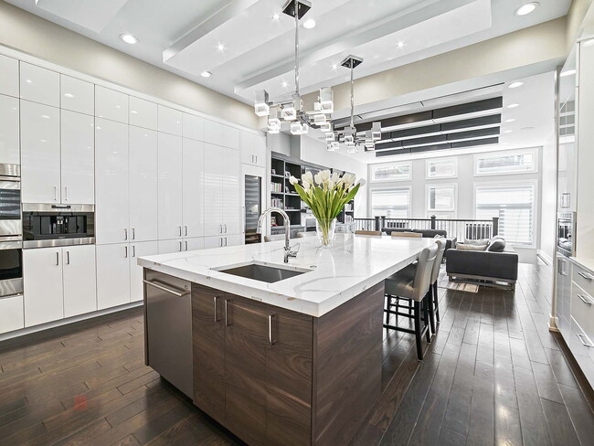 Building Photo - "Spacious 5-Bedroom Gem with 3 Full Baths in the Heart of Chicago – 4,200 Sq Ft of Comfort and St...