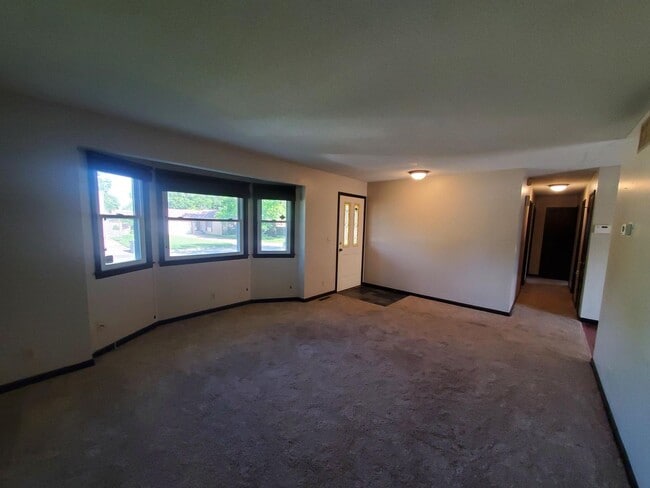 Building Photo - large free standing home Just S. of 13th a...