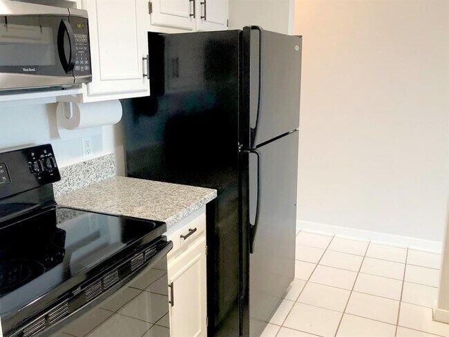 Building Photo - 801 River Rd