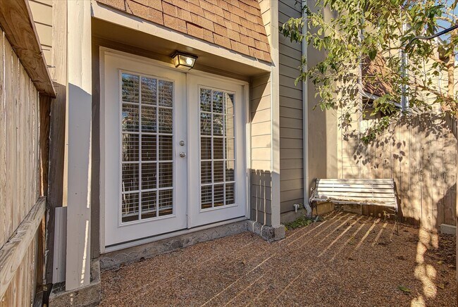 Building Photo - 424 15th St