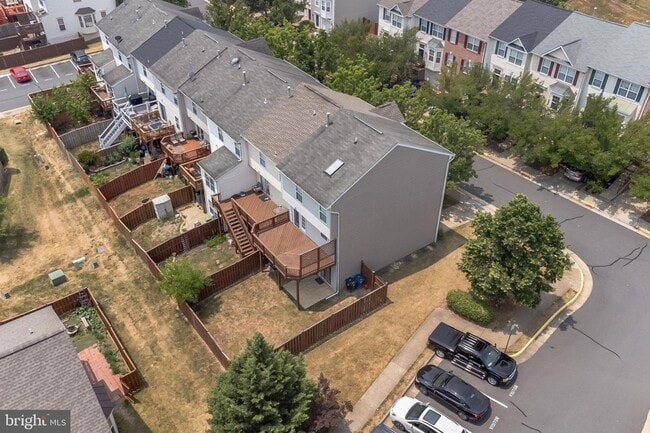 Building Photo - 210 Golden Larch Terrace NE