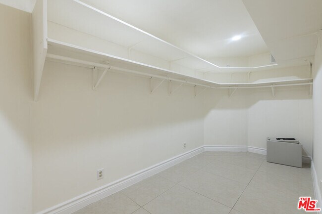 Building Photo - 16379 Meadow Ridge Rd W