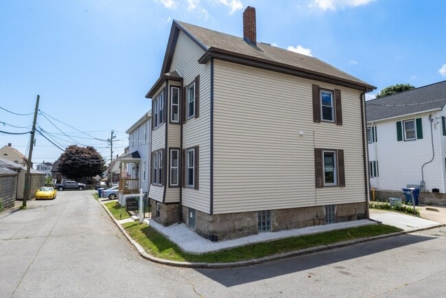 Building Photo - 6 Coffin Ave Ct