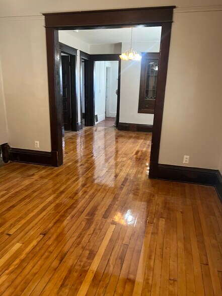 Building Photo - 611 19th St