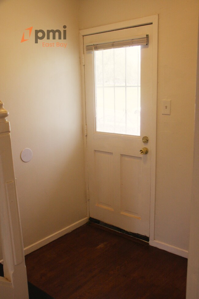 Building Photo - Charming Cute 2bd / 1 ba Two Stories Hillcrest Park Townhouse