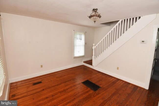 Building Photo - 105 E Pall Mall St