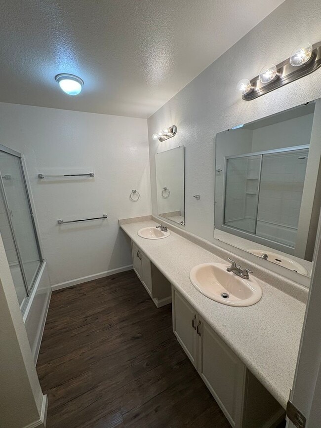 Building Photo - Upstairs Apartment Rent Ready!
