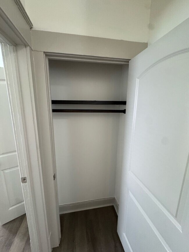 Building Photo - Charming 1BR Apartment in Bristol, TN - Cozy Living Awaits!