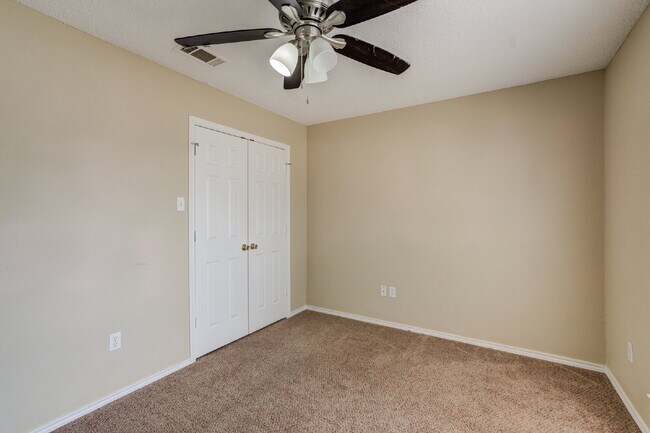 Building Photo - Conveniently located 2/2/2 with basement!!