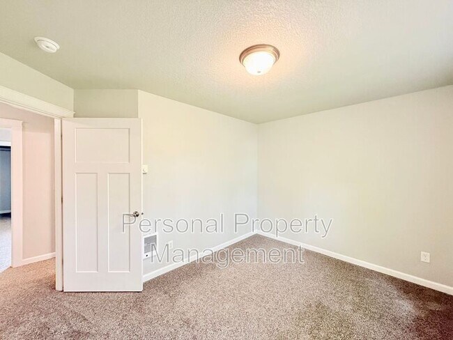 Building Photo - 12600 NE 49th St