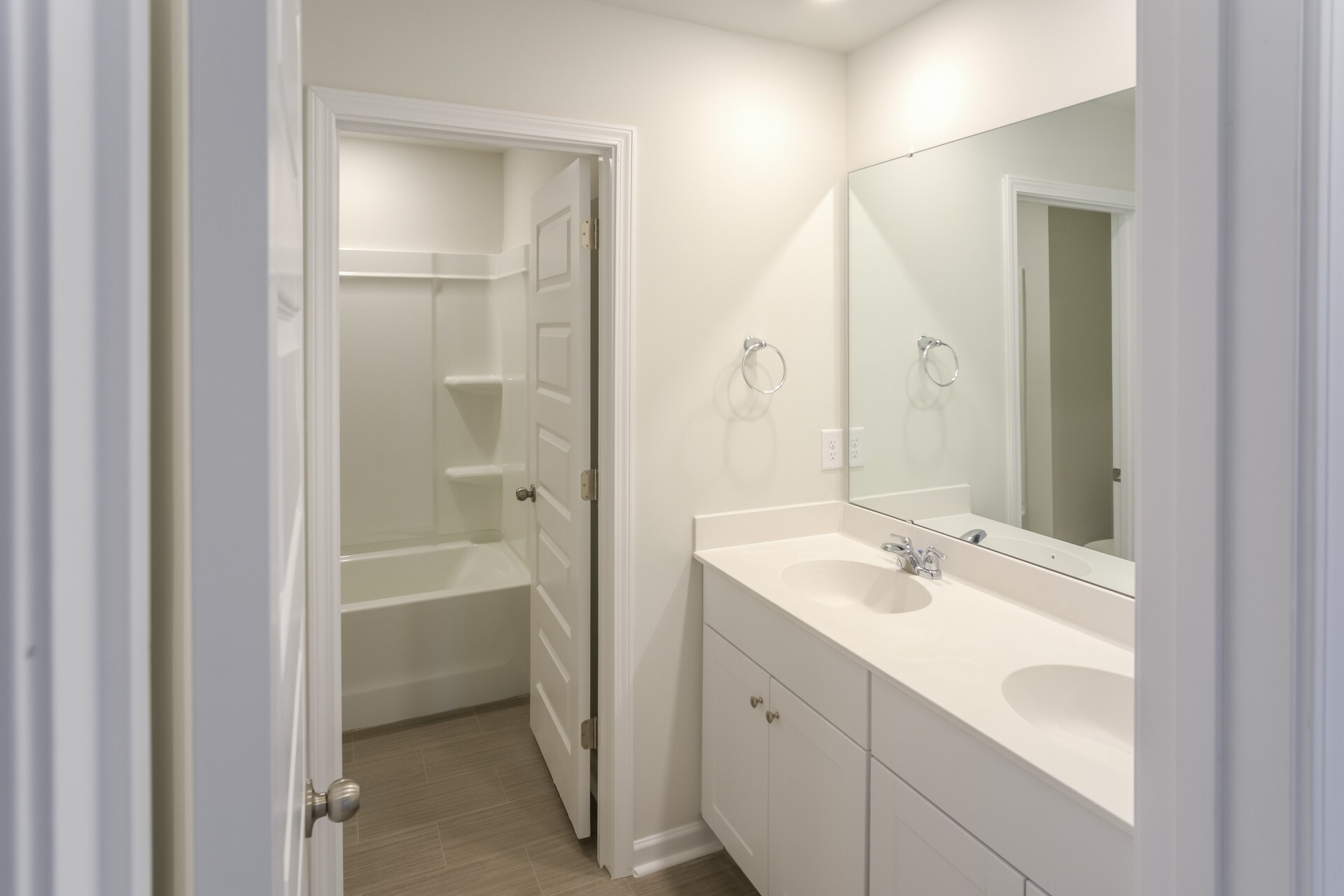 Building Photo - 658 Watercliff Dr