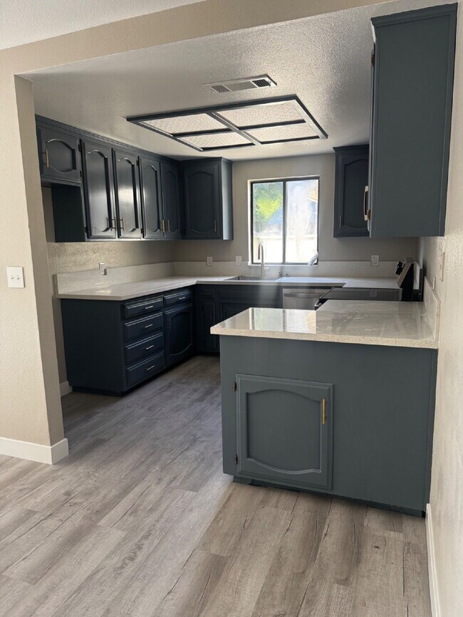 Building Photo - Newly Renovated 2-Bed, 2-Bath Condo at 3559 Guadalupe