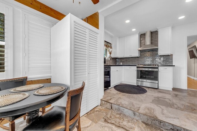 Building Photo - Upstairs Unit, Furnished Home