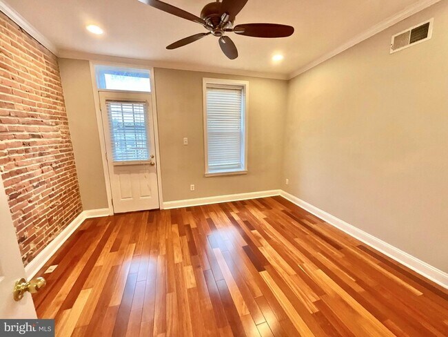 Building Photo - 132 S Potomac St