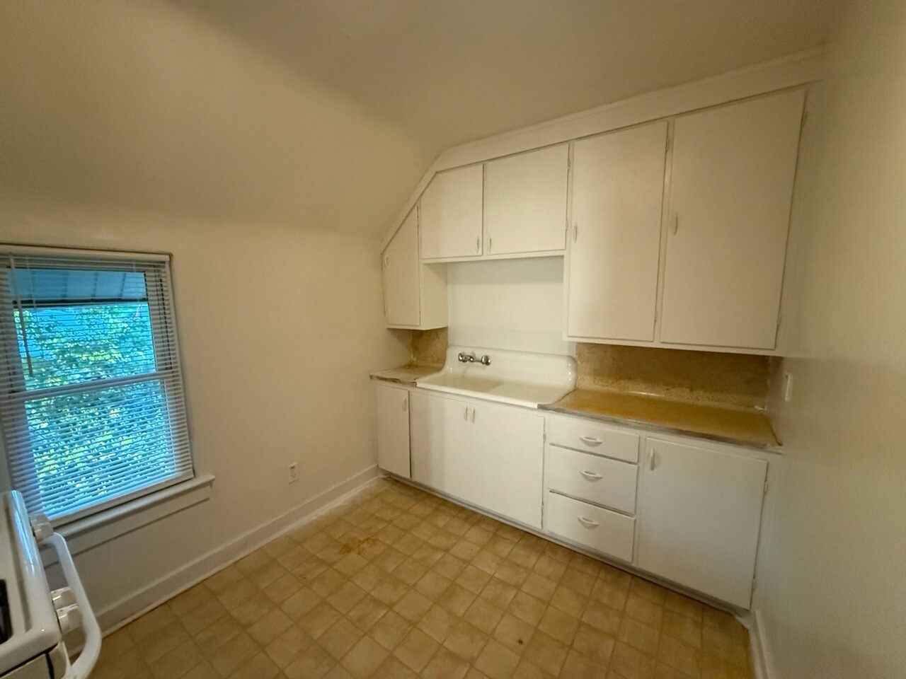 Kitchen - 1500 Jiroch St