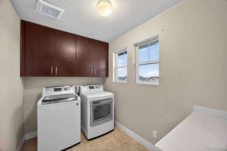 Building Photo - 6738 Club Villa Rd