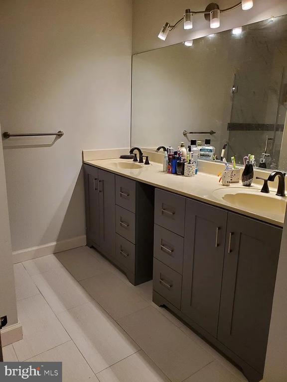 Building Photo - 2 Halstead Pl