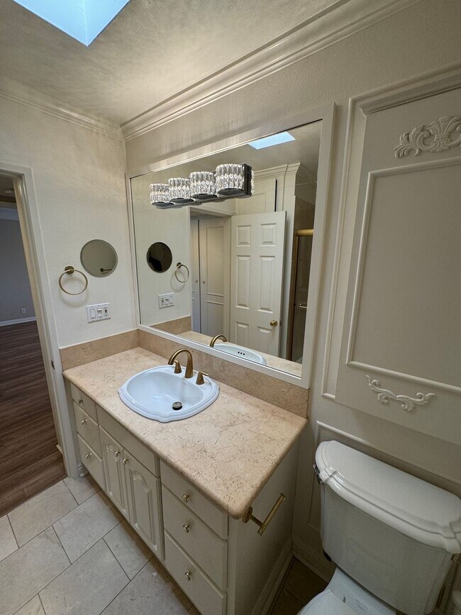 Building Photo - Beautiful Spacious Top Floor Condo 1 bed - 1 bath with parking in Burbank